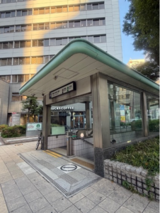 １　大阪メトロ堺筋本町１２番出口をでる
